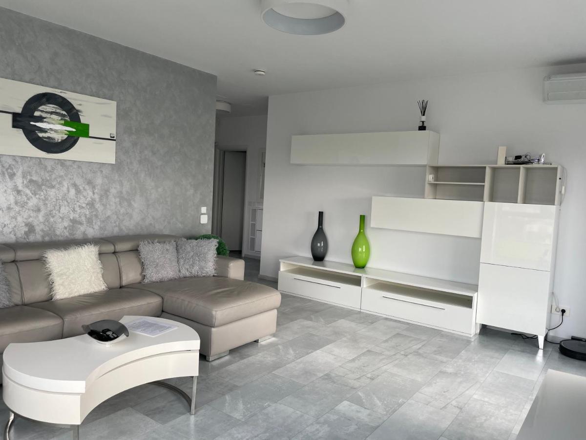 Luxury Westpark 2 Residence With Lake View ブカレスト エクステリア 写真