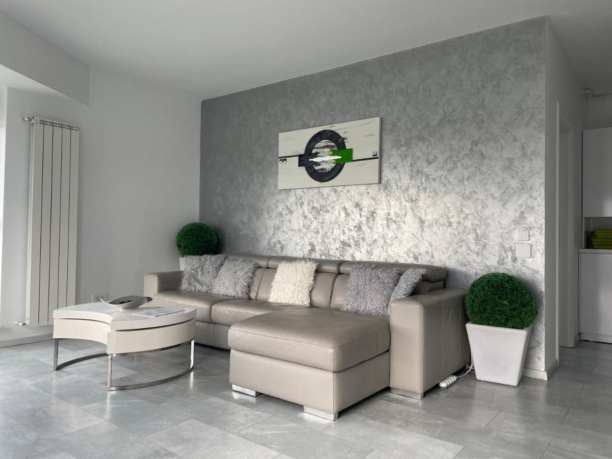 Luxury Westpark 2 Residence With Lake View ブカレスト エクステリア 写真