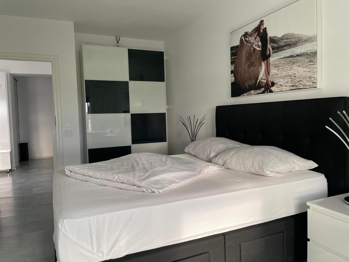 Luxury Westpark 2 Residence With Lake View ブカレスト エクステリア 写真