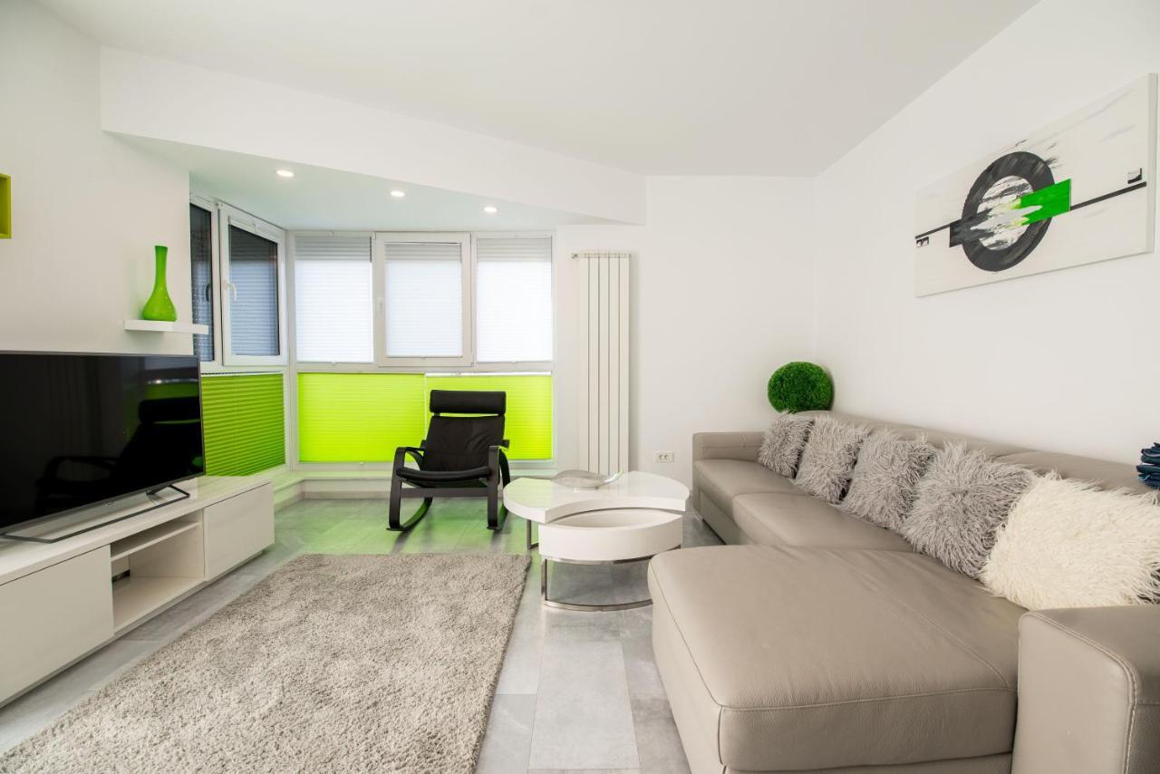 Luxury Westpark 2 Residence With Lake View ブカレスト エクステリア 写真