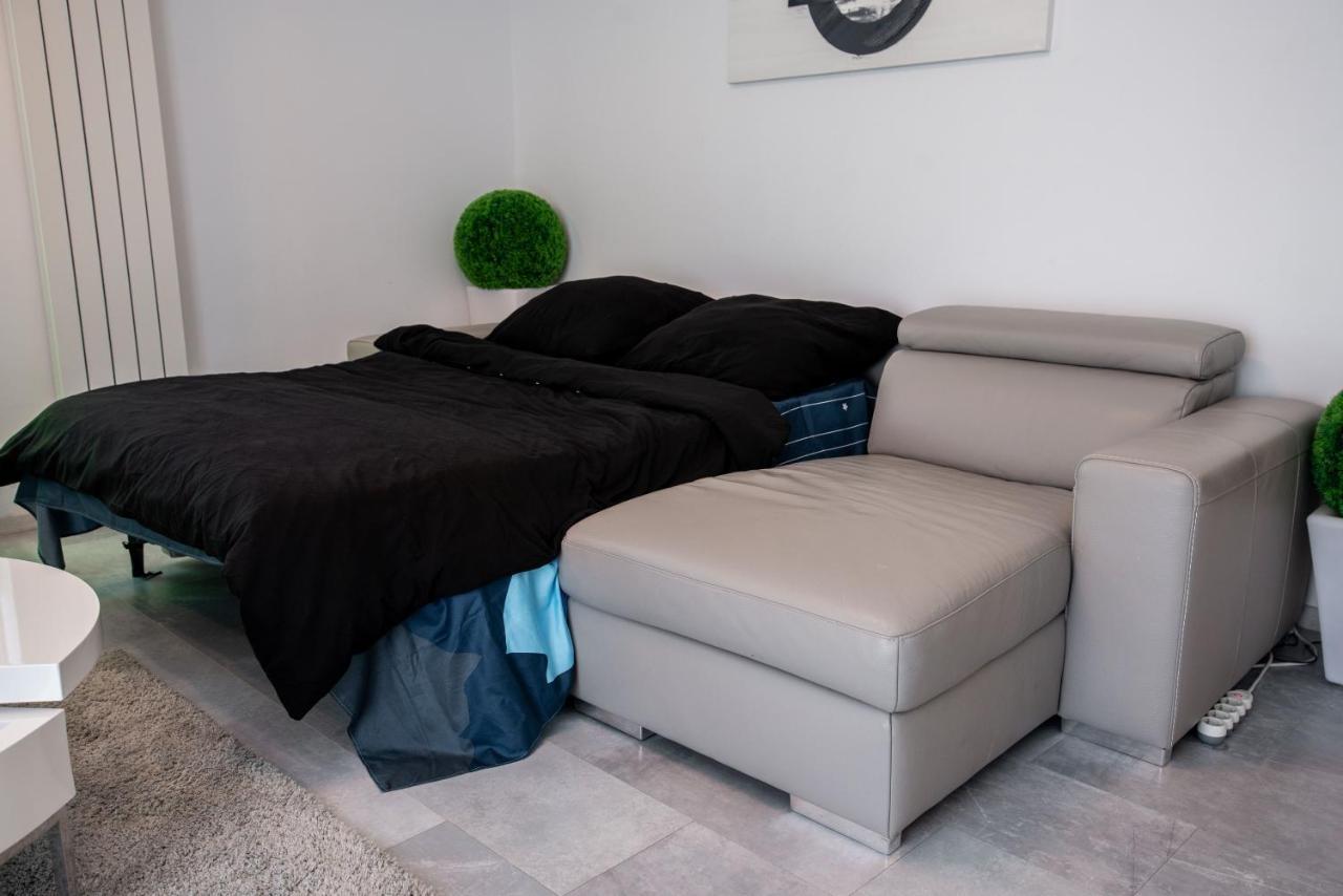 Luxury Westpark 2 Residence With Lake View ブカレスト エクステリア 写真