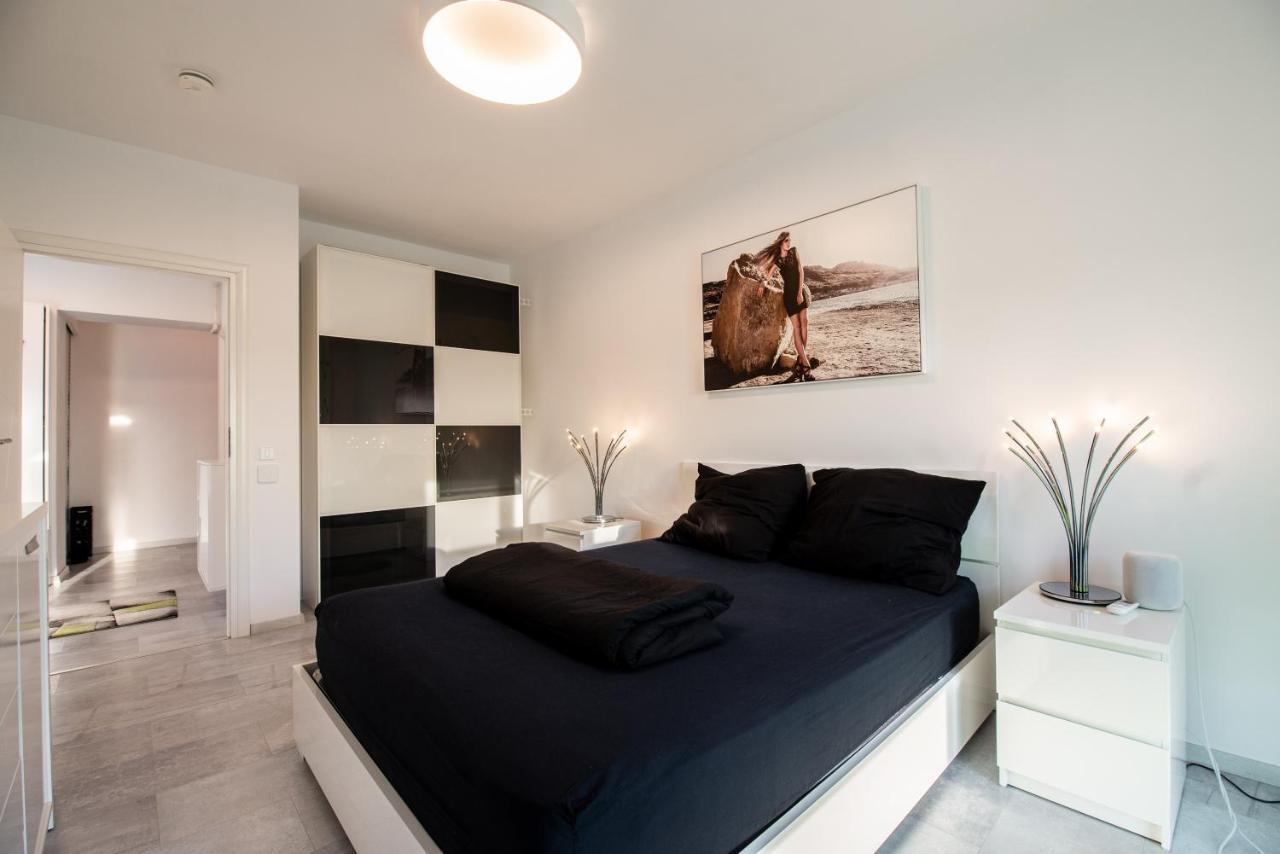 Luxury Westpark 2 Residence With Lake View ブカレスト エクステリア 写真