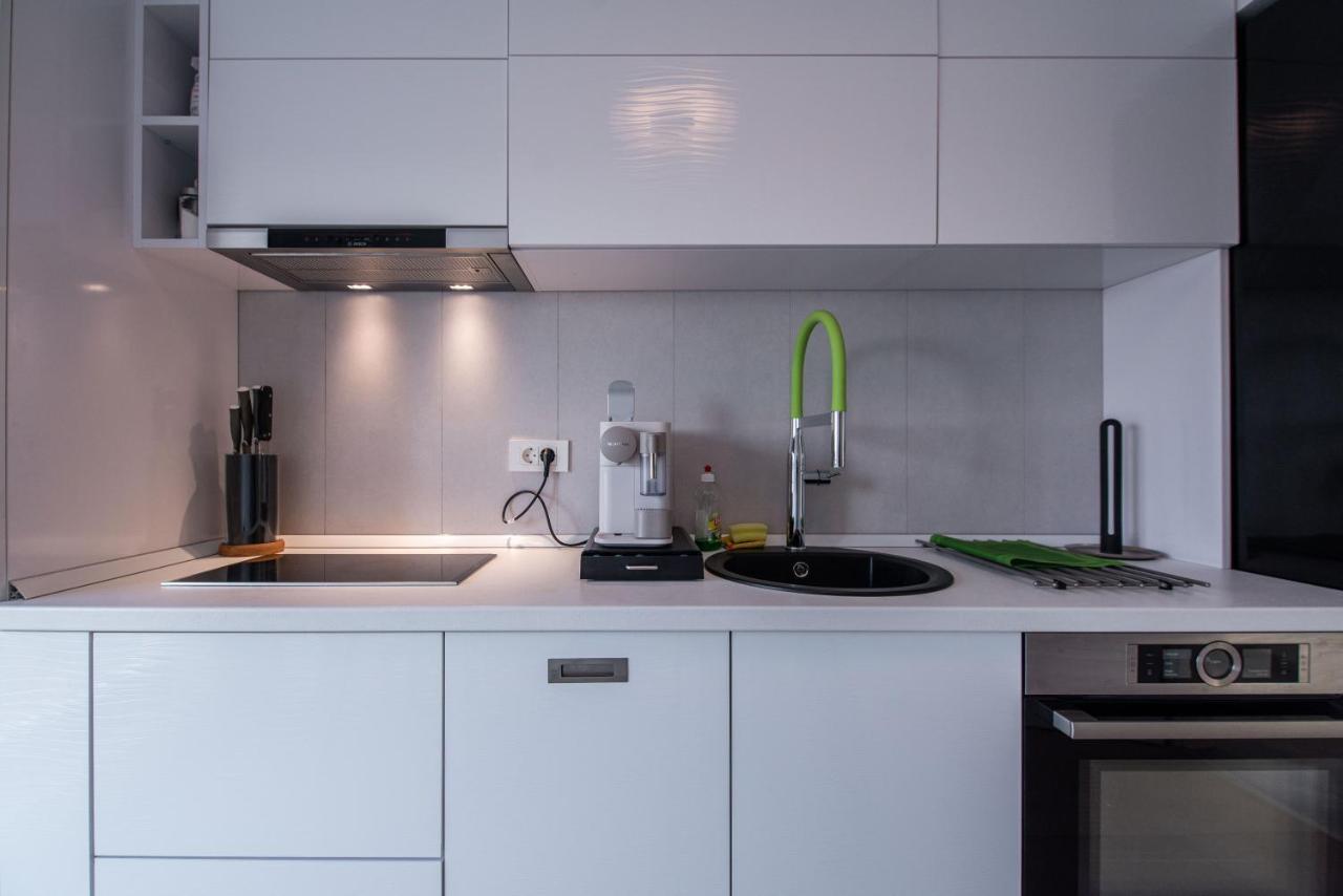 Luxury Westpark 2 Residence With Lake View ブカレスト エクステリア 写真