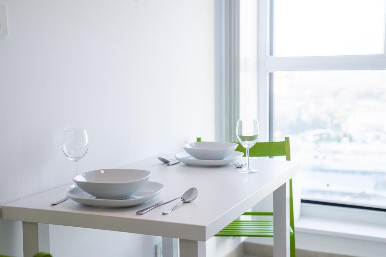 Luxury Westpark 2 Residence With Lake View ブカレスト エクステリア 写真
